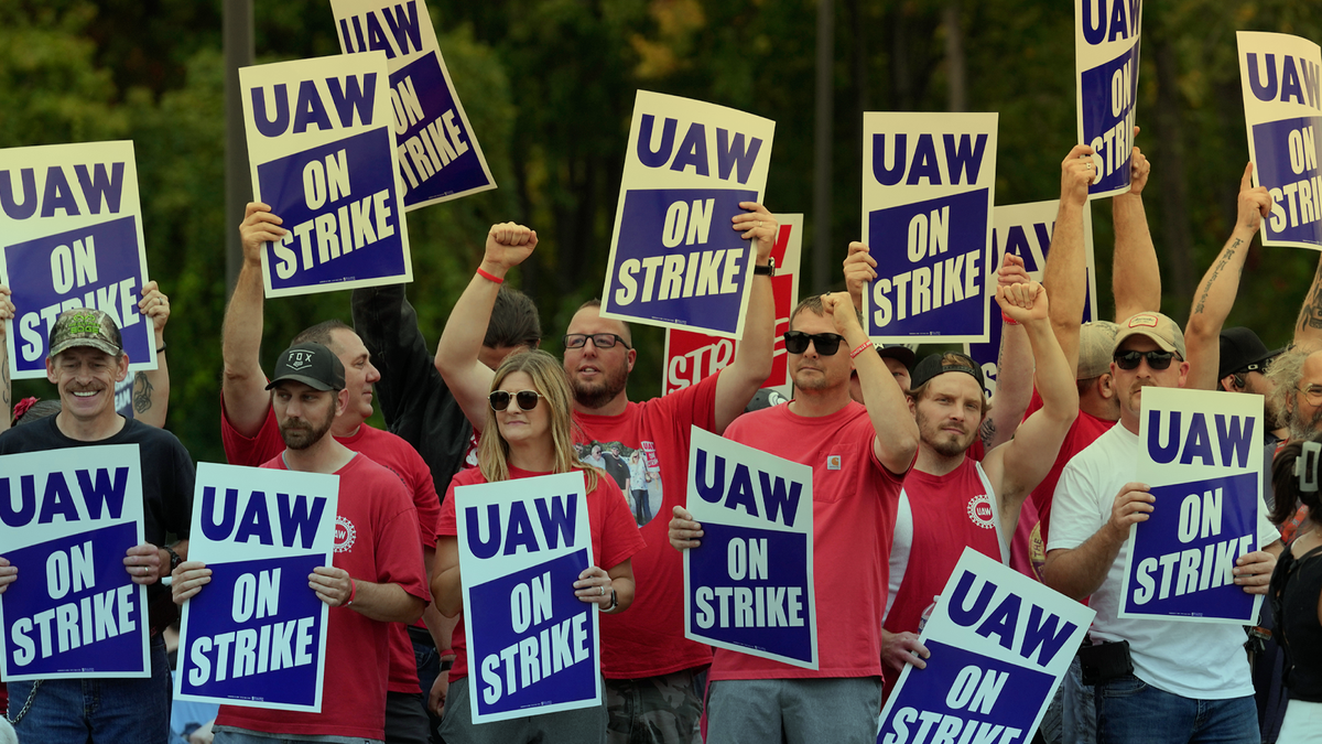 UAW members picket in Michigan